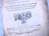 un vieux livre posé sur une table recouverte d'une nappe bleue