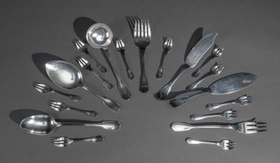 de nombreux types d'argenterie disposés en cercle