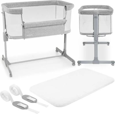 un lit de bébé avec une table à langer et d'autres articles