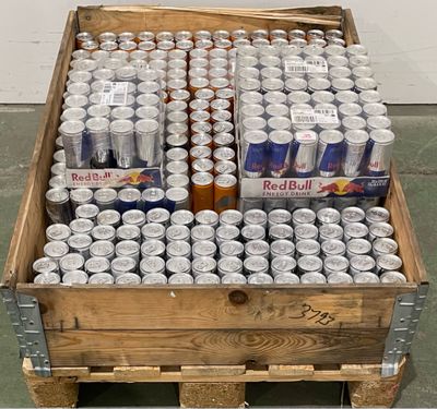 plusieurs canettes de Red Bull dans une caisse en bois