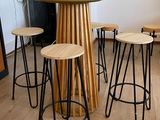 quatre tabourets et une table dans une pièce