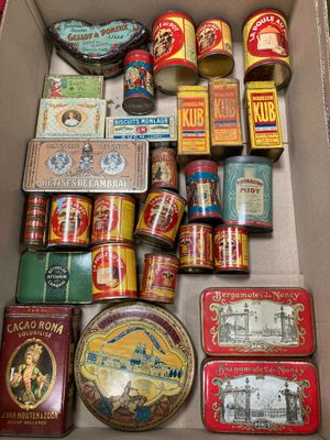 une boîte ouverte remplie de boîtes de conserve de toutes sortes