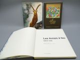 deux livres posés sur une table