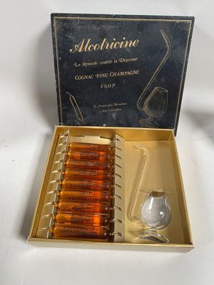 une image représentant une boîte contenant des bouteilles d'alcool et un verre