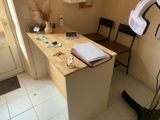 un bureau sur lequel se trouvent une lampe, un téléphone et un livre
