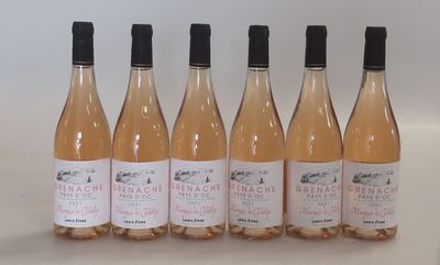 six bouteilles de vin sont alignées sur une table