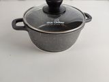 le pot est posé sur une table blanche et est recouvert d'un couvercle noir