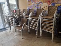 36 fauteuils pieds en métal chromé et assise PVC tressé