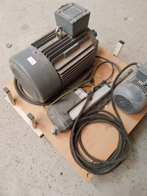un moteur électrique et un ventilateur posés sur une boîte en carton