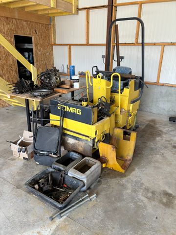 BOMAG – Rouleau aplatisseur hors d’usage. Vendu en l’état pour pi