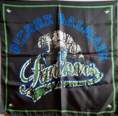 PIERRE BALMAIN, PARIS. Carré en twill de soie à décor du sig…