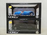 deux maquettes d'une voiture de sport bleue dans une vitrine