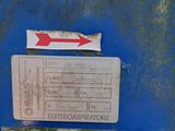 l'image d'une boîte bleue sur laquelle figure une flèche rouge