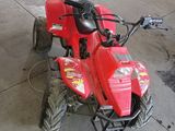 un quad rouge garé dans un garage
