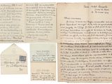 Plusieurs vieilles lettres et enveloppes sont disposées sur une surface blanche