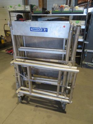 Une photo montrant une grosse machine dans un entrepôt