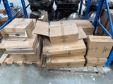 une pile de boîtes sur une palette dans un entrepôt