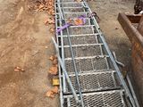 de nombreuses cages métalliques alignées au bord de la route