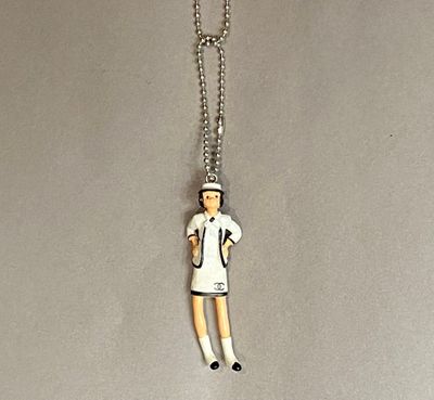 CHANEL circa 1990 Pendentif figurine "Coco" en résine, siglé…