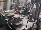 une photo d'un atelier d'usinage avec de nombreux outils