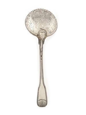 une cuillère ancienne en argent avec un manche, sur fond blanc