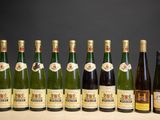 plusieurs bouteilles de vin sont alignées sur une table