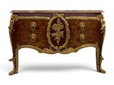une image d'une commode avec un plateau en marbre