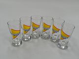 six verres à shot ornés d'une étiquette jaune et rouge