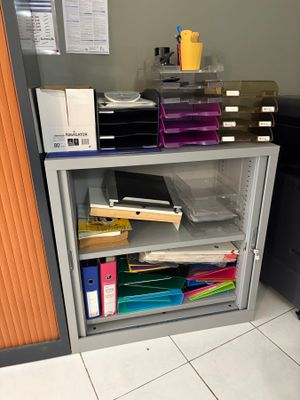 Un meuble bas deux portes coulissantes.