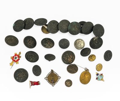 un grand nombre de pièces de monnaie et d'autres objets qui se trouvent sur la table