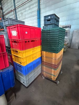 de nombreuses caisses empilées dans un grand entrepôt