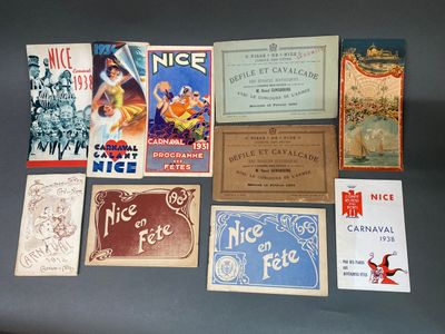 Plusieurs types de cartes publicitaires sont exposés sur une table