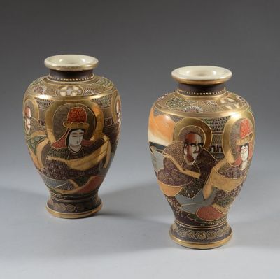une paire de vases asiatiques ornés d'une femme et d'un homme