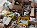 de nombreuses boîtes remplies d'objets qui traînent par terre