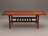 une table basse en bois surmontée d'une étagère