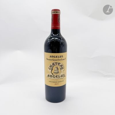 une bouteille de vin rouge posée sur une surface blanche