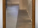 une photo d'un miroir posé sur une table blanche