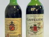 deux bouteilles de vin posées l'une à côté de l'autre sur une surface blanche