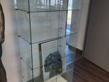 un mannequin dans une vitrine, dans une pièce