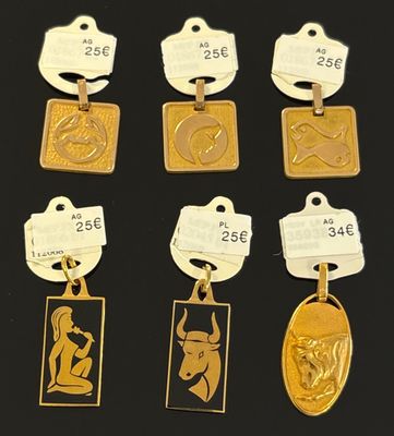 six médailles d'or et des étiquettes de différents types sur un fond noir