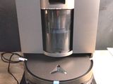 une cafetière posée sur une table