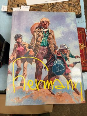 une photo d'un livre posé sur une table, à côté d'autres livres