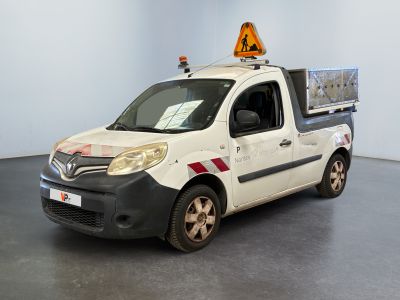 une camionnette blanche avec une bande rouge et blanche sur le côté