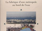 la couverture d'un livre sur laquelle figure une image représentant une plage et une ville