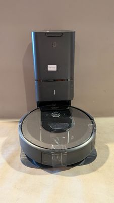 une photo d'un aspirateur robot posé sur un plan de travail