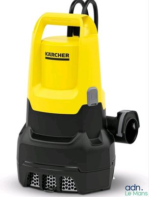 une pompe à eau électrique jaune et noire sur fond blanc