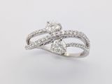 gros plan d'une bague en diamant sur fond blanc