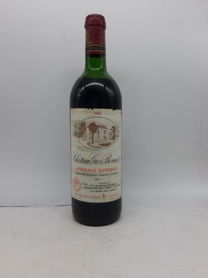 une bouteille de vin rouge posée sur une table blanche