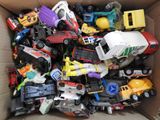 une boîte remplie de petites voitures et de camions