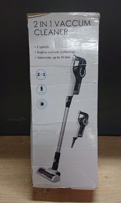 la boîte de l'aspirateur est ouverte sur la table